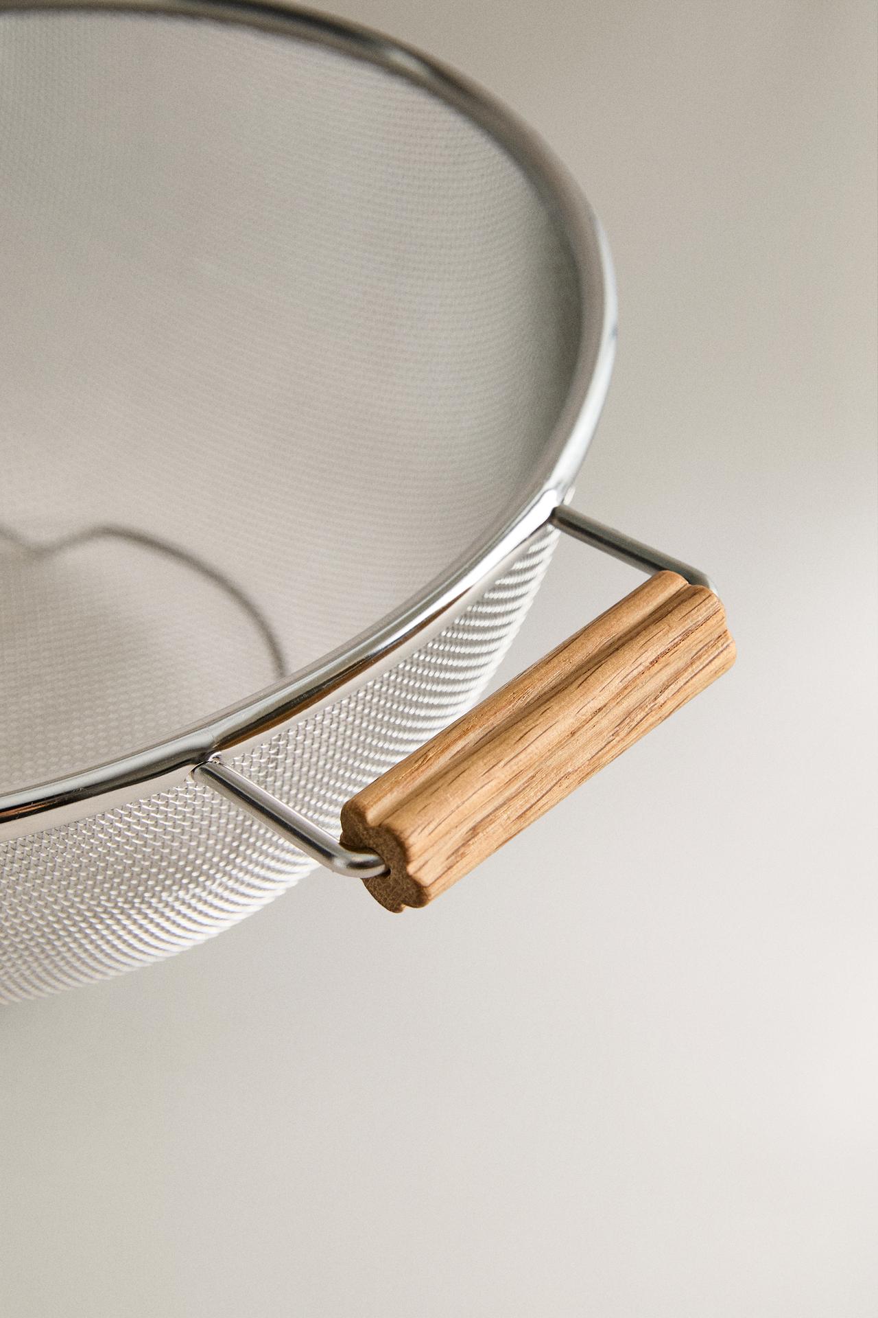 KITCHEN COLANDER WITH WOODEN HANDLES — Steel