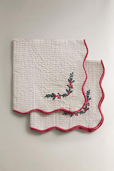 PACK OF SCALLOPED COTTON CHRISTMAS NAPKINS WITH EMBROIDERY (PACK OF 2) - Red by Zara