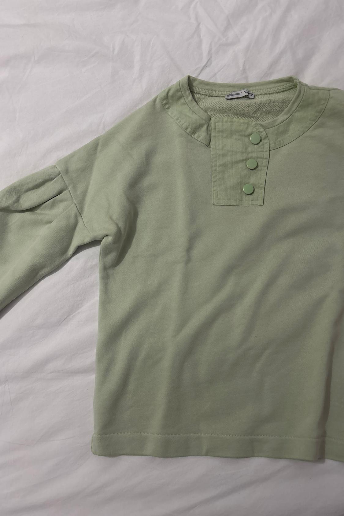 SUDADERA VERDE CLARITO CON DETALLE EN CUELLO Y MANGA ABULLONADA - Image 2