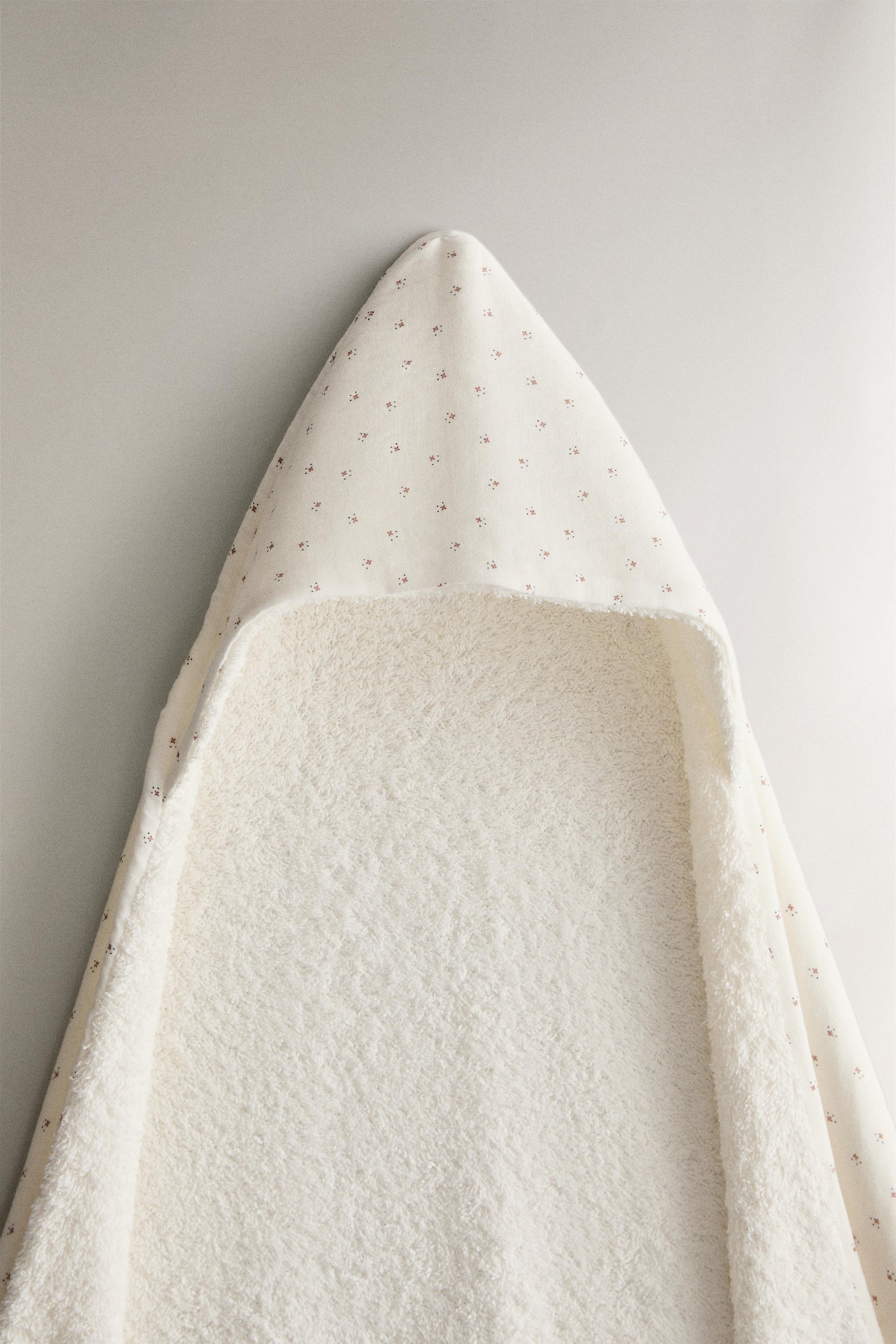 MUSLIN HOODED BABY TOWEL WITH FLORAL DESIGN
