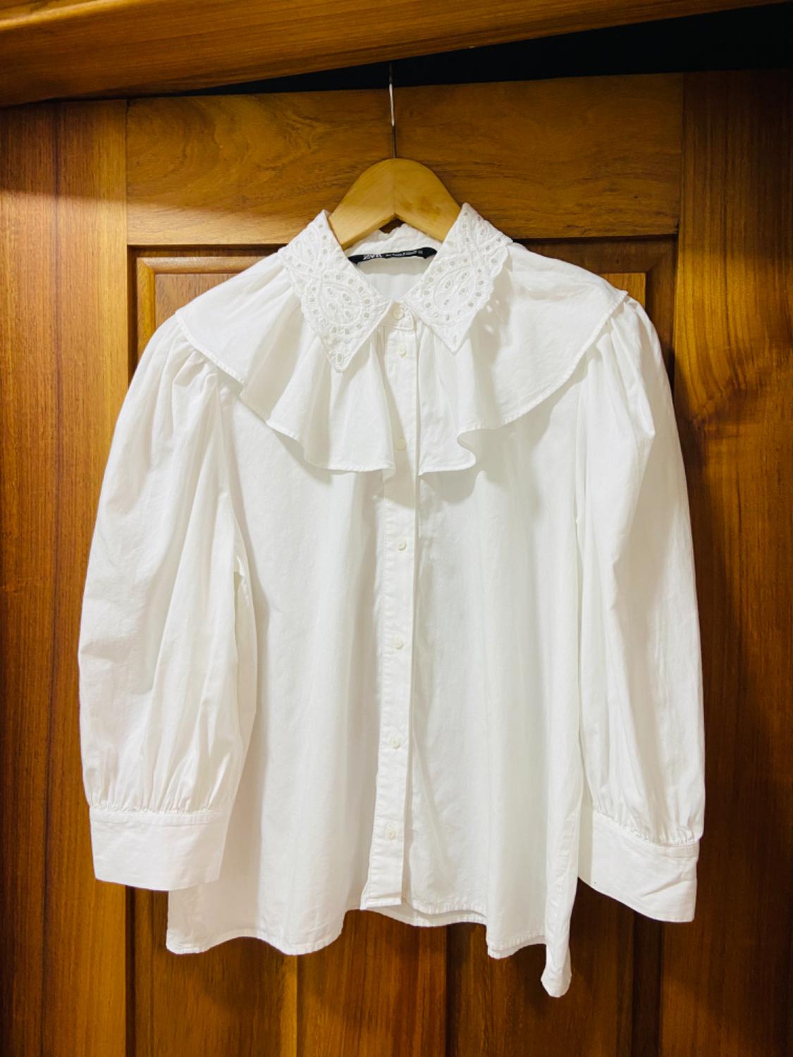 EMBROIDERED RUFFLED TOP