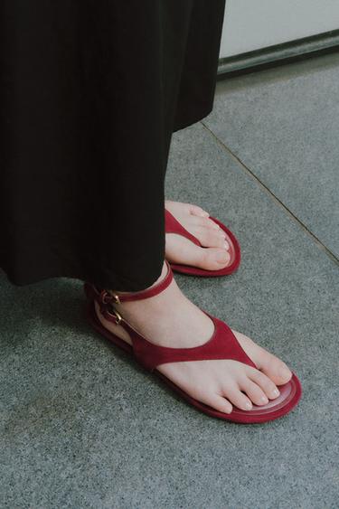 スプリットスエード トゥポスト フラットサンダルレッドZaraのスプリットスエード トゥポスト フラットサンダル - レッド