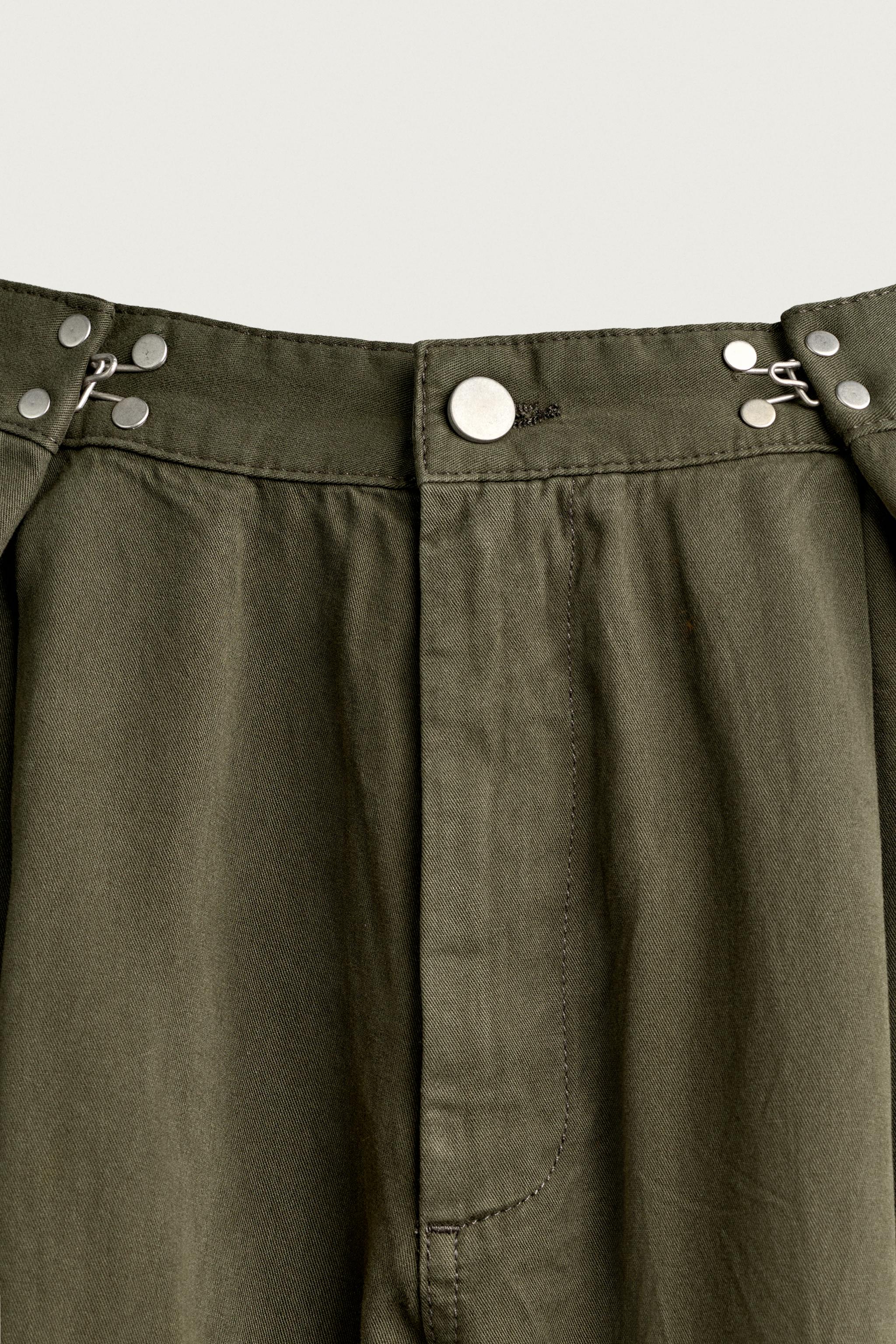 PLEATED PANTS WITH METAL HOOK
