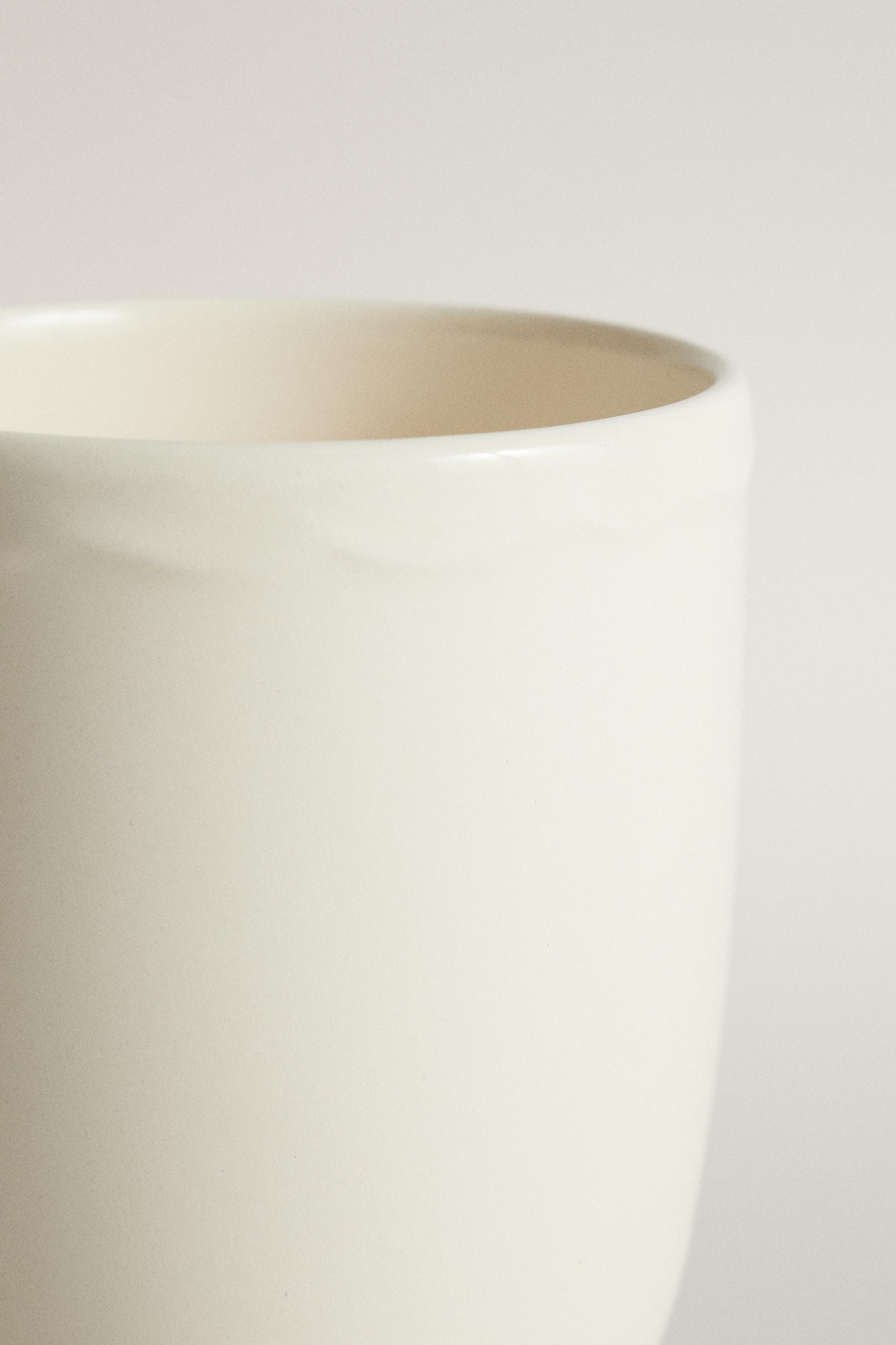 EARTHENWARE MUG WITH A RAISED-DESIGN EDGE