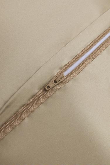 HOUSSE DE COUSSIN GÉOMÉTRIQUE SATINÉE - Beige foncé de Zara - Image 3