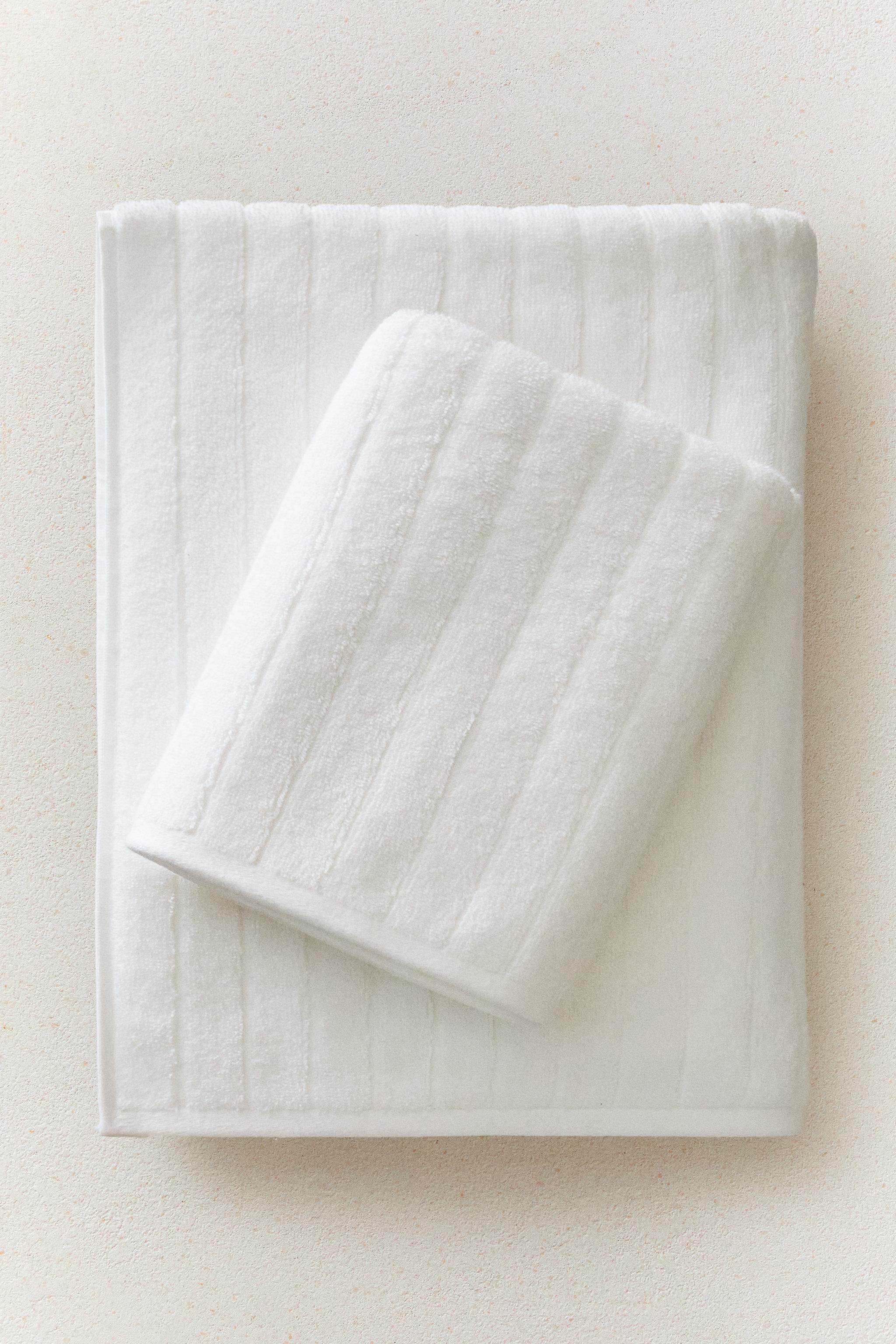 TEXTURED STRIPED BATH TOWEL — White