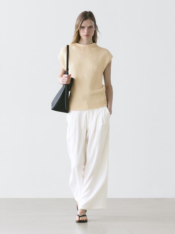 Wide-leg pleated trousers