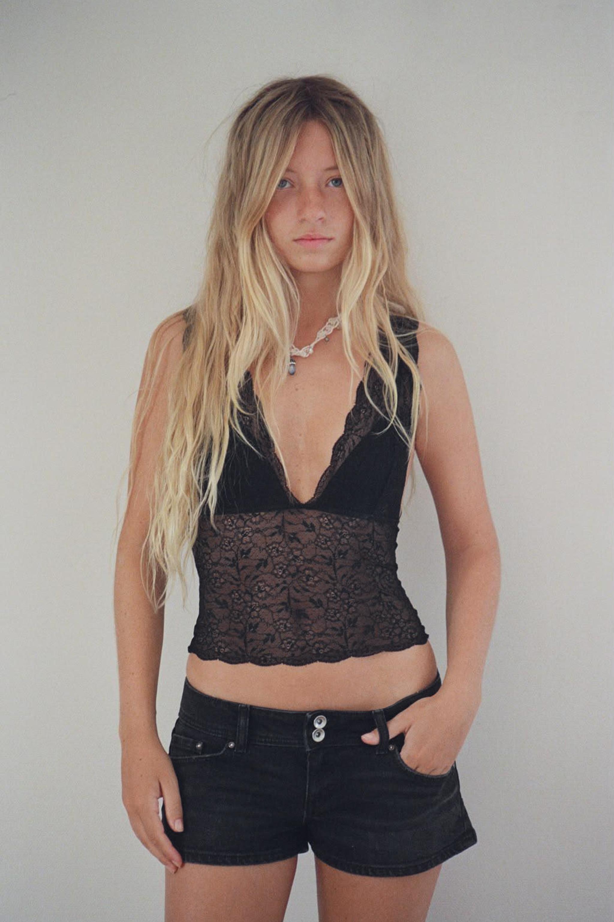 TOP COURT EN DENTELLE