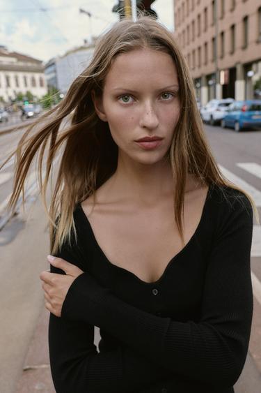ROBE MI-LONGUE EN MAILLE CÔTELÉE - Noir de Zara - Image 4