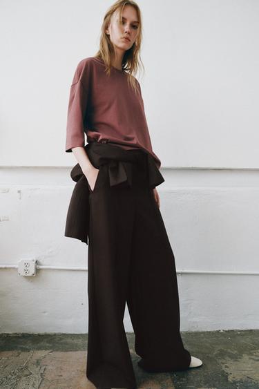 RUSTIKALES T-SHIRT MIT KURZEN ÄRMELN - Aubergine von Zara