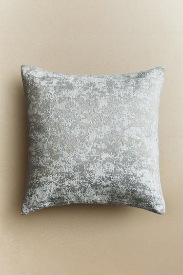 غلاف وسادة جاكار بأزهار - فضي الخاص بـ Zara