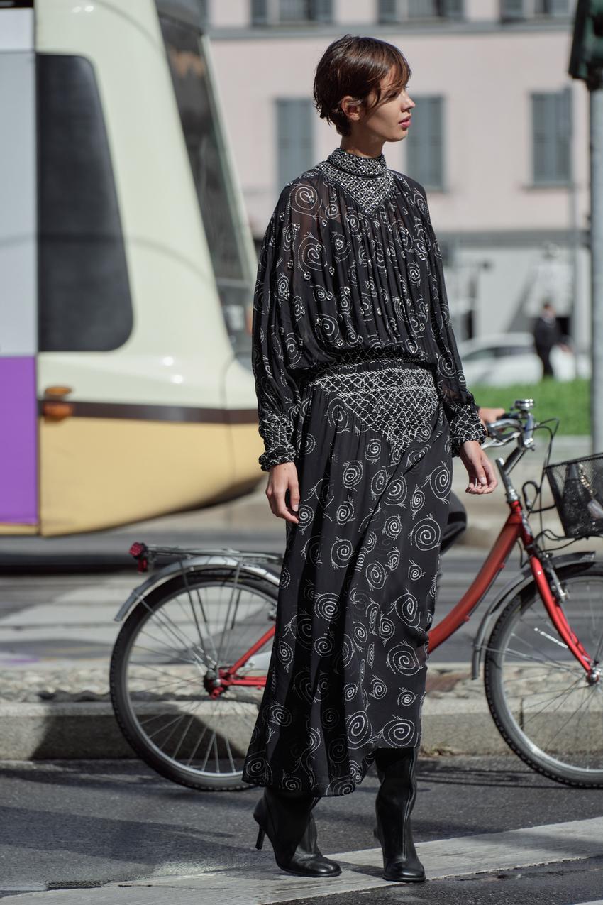 ZWコレクション プリント柄 刺繍入り ビーズ付きワンピース - ブラック  