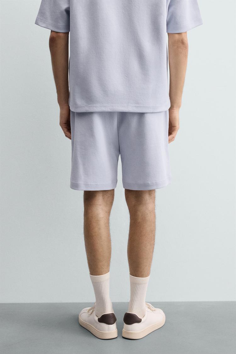 PANTALÓN CORTO BERMUDA TIPO JOGGER DE TEJIDO INTERLOCK CON CORTE RELAJADO 3