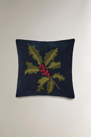 CHRISTMAS HOLLY CUSHION COVER - أزرق الخاص بـ Zara