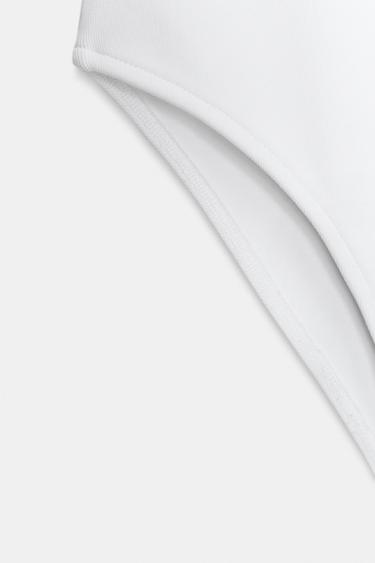 BODY MIT RUNDHALSAUSSCHNITT - Weiß von Zara