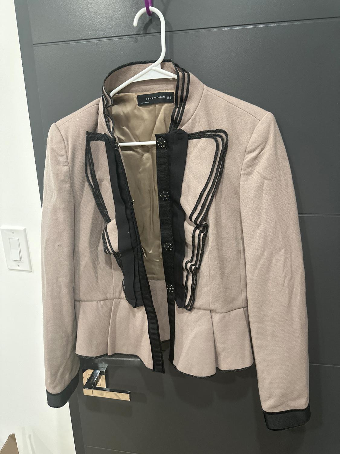 BLAZER IN GREAT CONDITION - Image 2