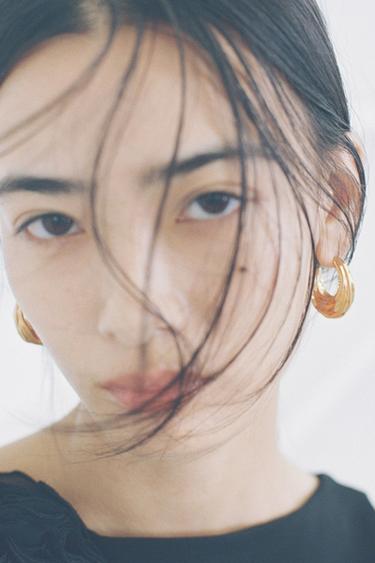 TEXTURED MEDIUM HOOP EARRINGS - Golden by Zara