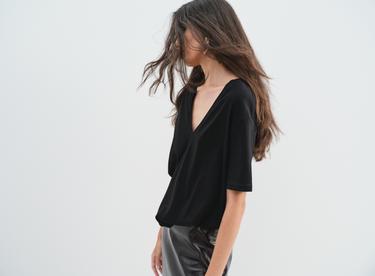 МИНИМАЛИСТИЧНАЯ ФУТБОЛКА ИЗ МЕРСЕРИЗОВАННОЙ ТКАНИ — ЧЕРНЫЙ от Zara — изображение 0