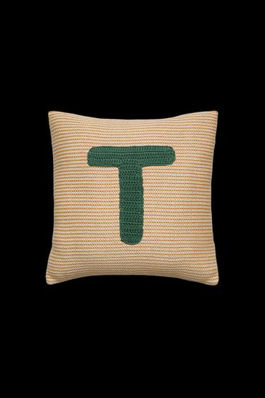 COJÍN INFANTIL BORDADO LETRA T - Amarillo de Zara