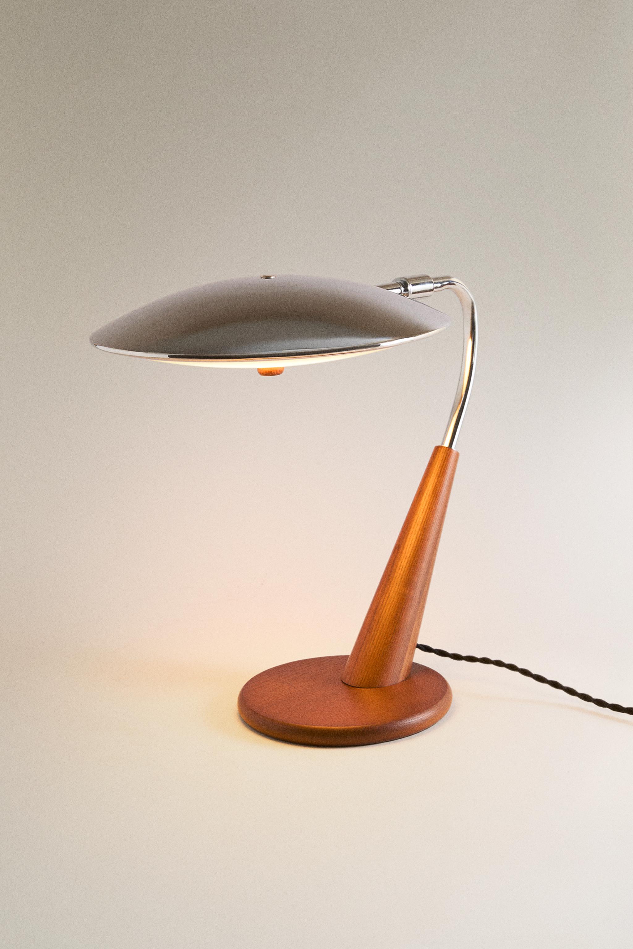WOOD AND METAL TABLE LAMP — P