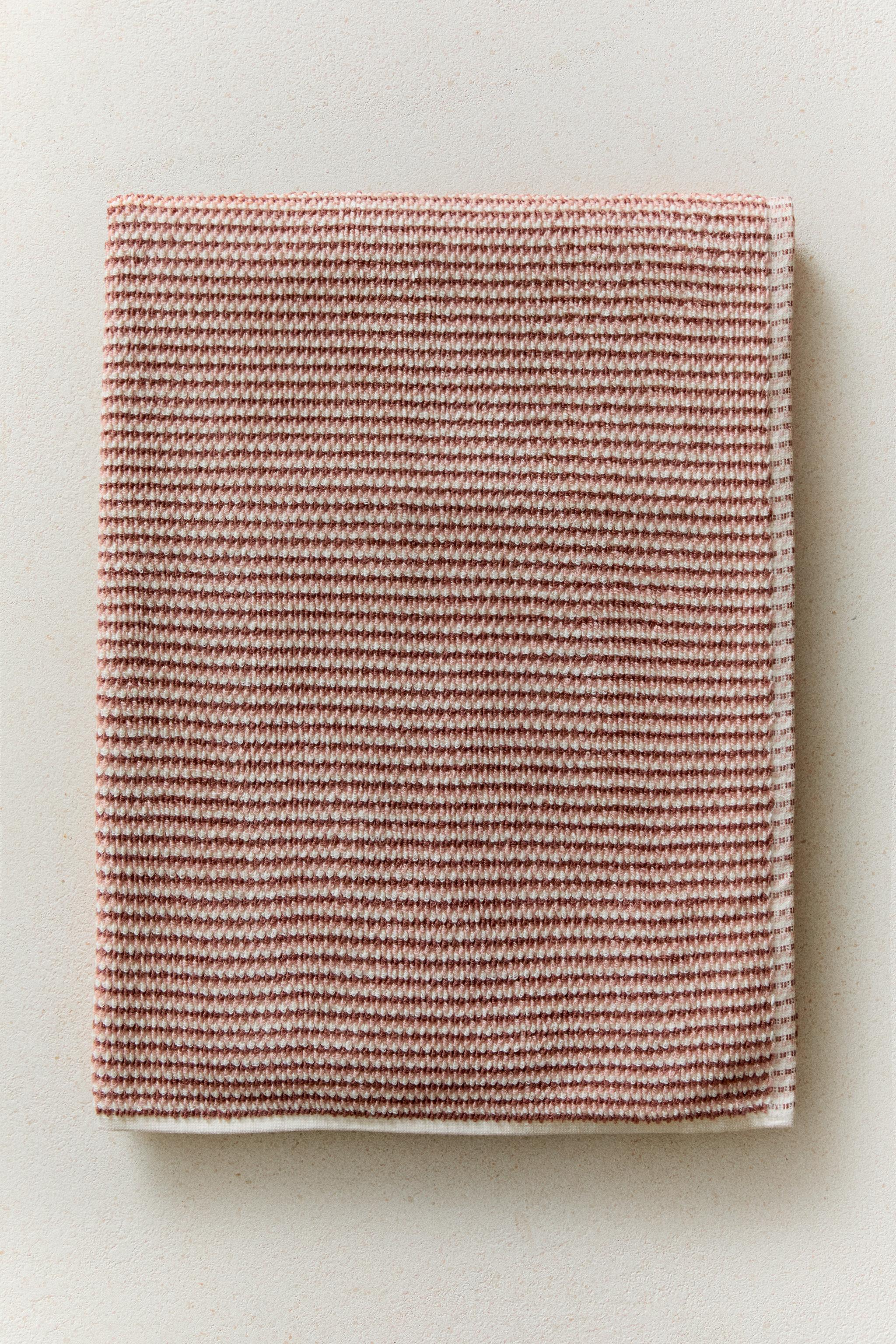 TEXTURED COTTON BATH TOWEL