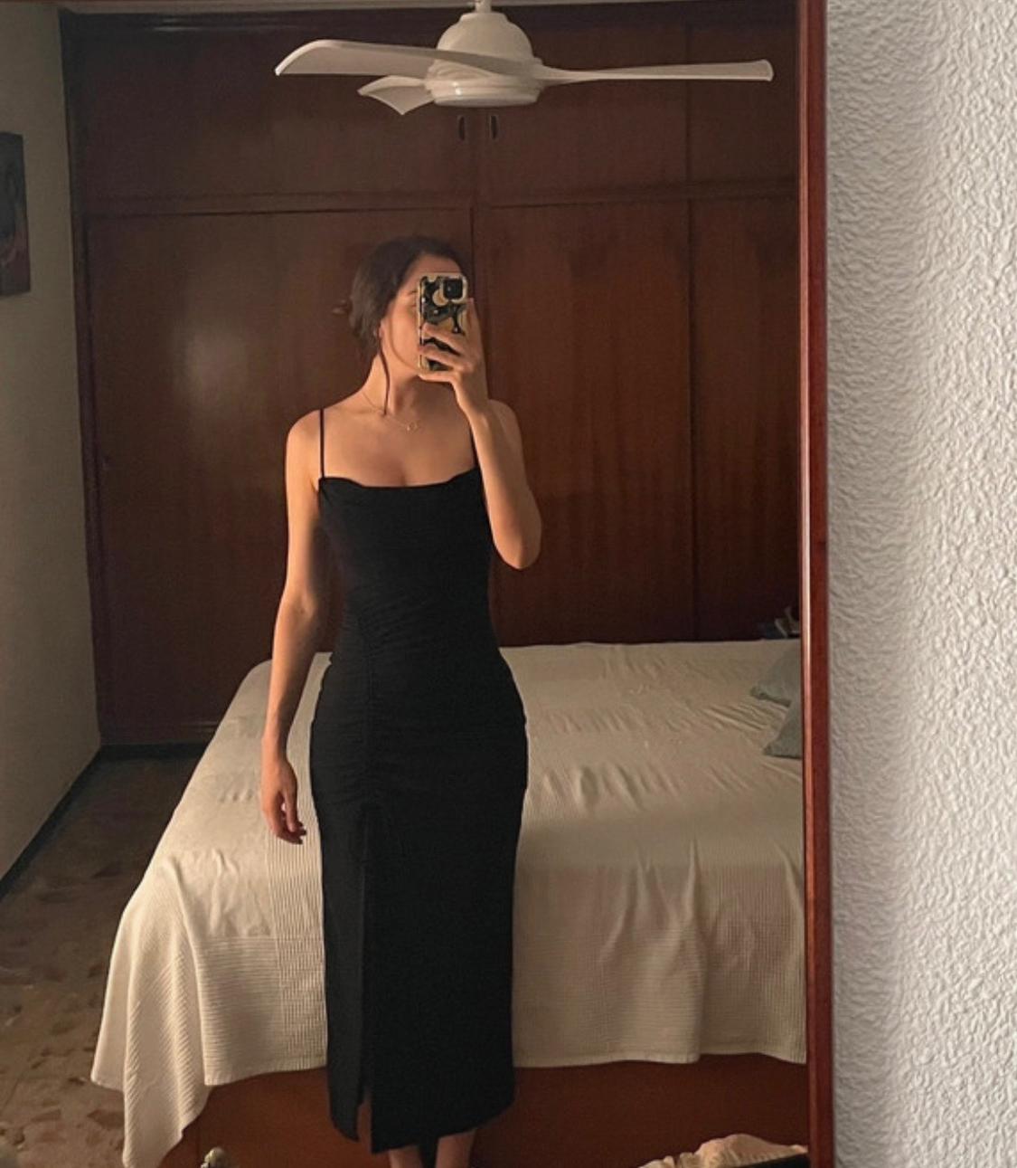 VESTIDO MIDI NEGRO FRUNCIDO CON ABERTURA LATERAL - Image 4