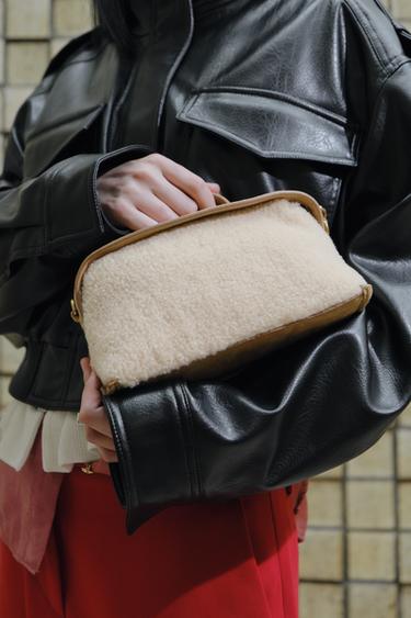 シープスキンエフェクトロングバッグベージュZaraのシープスキンエフェクトロングバッグ - ベージュ 