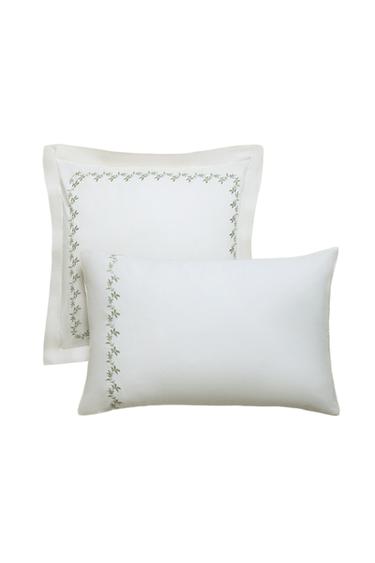 SATEEN PILLOWCASE WITH EMBROIDERED LEAVES - أخضر الخاص بـ Zara