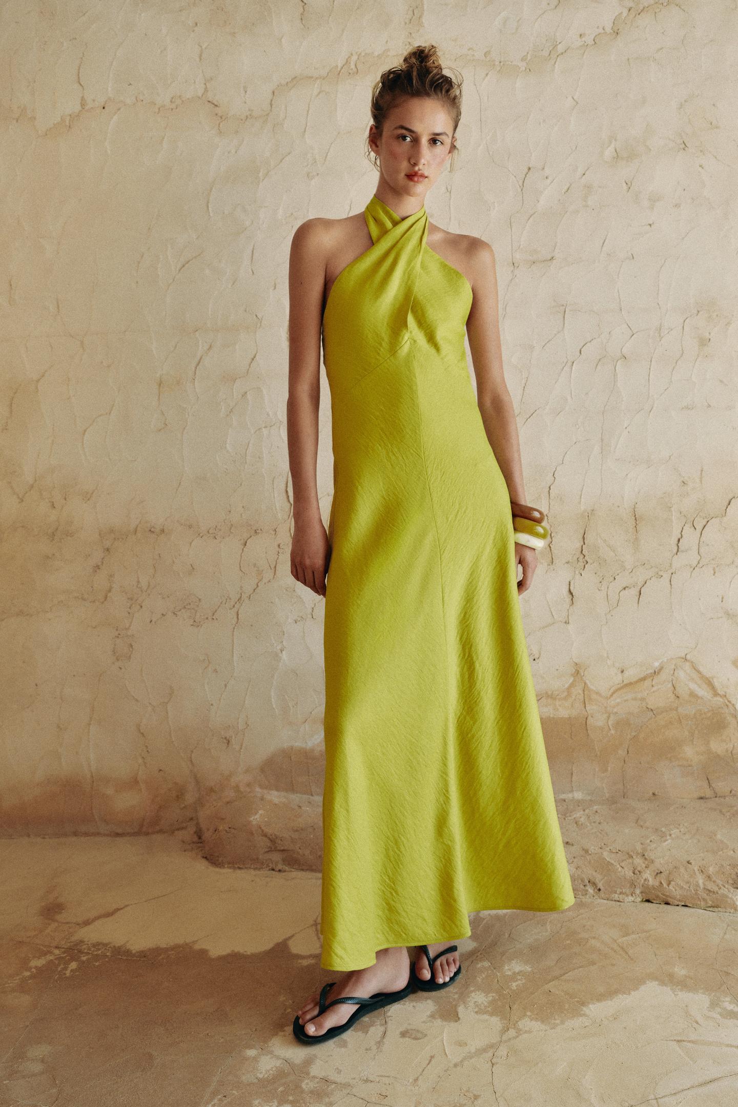 Vestido midi lima con cuello halter satinado.
