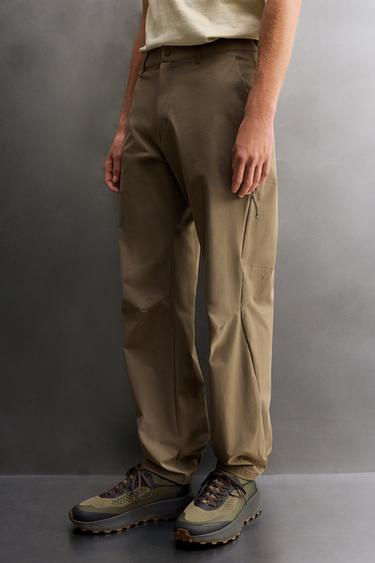 Zara PANTALONE OD TEHNIČKE TKANINE GRAVEL – Smeđa