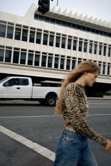 TOP ASYMÉTRIQUE À IMPRIMÉ ANIMALIER - Kaki clair de Zara - Image 1