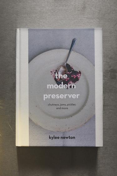 THE MODERN PRESERVER BOG (ENGELSK) - knæk. hvid fra Zara