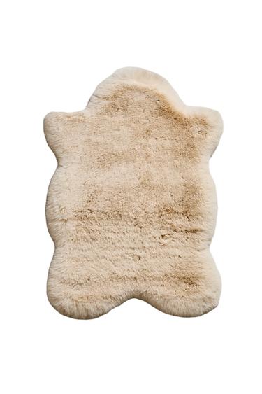 سجادة صغيرة غير منتظمة من الفرو الاصطناعي - بني/ توبو الخاص بـ Zara