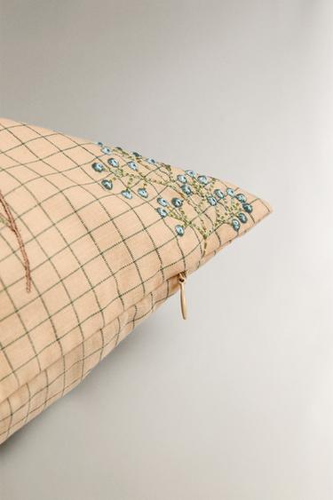 HOUSSE DE COUSSIN FLEURS BRODÉES - Beige clair de Zara - Image 4