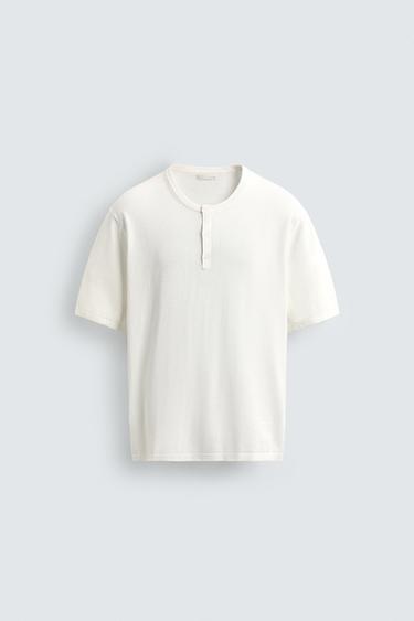 ФУТБОЛКА С ВОРОТОМ ХЕНЛИ — ЭКРЮ от Zara