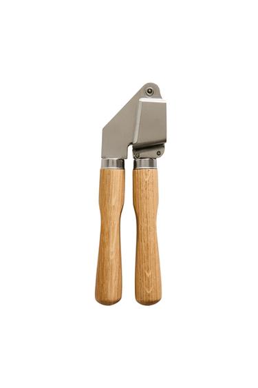 OAK MANUAL GARLIC PRESS - بني فاتح الخاص بـ Zara