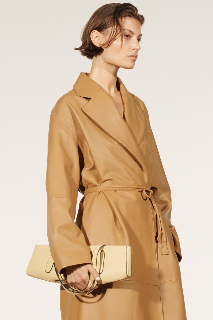 El abrigo de borreguito de la rebajas de Zara que las mujeres de 50 llevan  con leggings