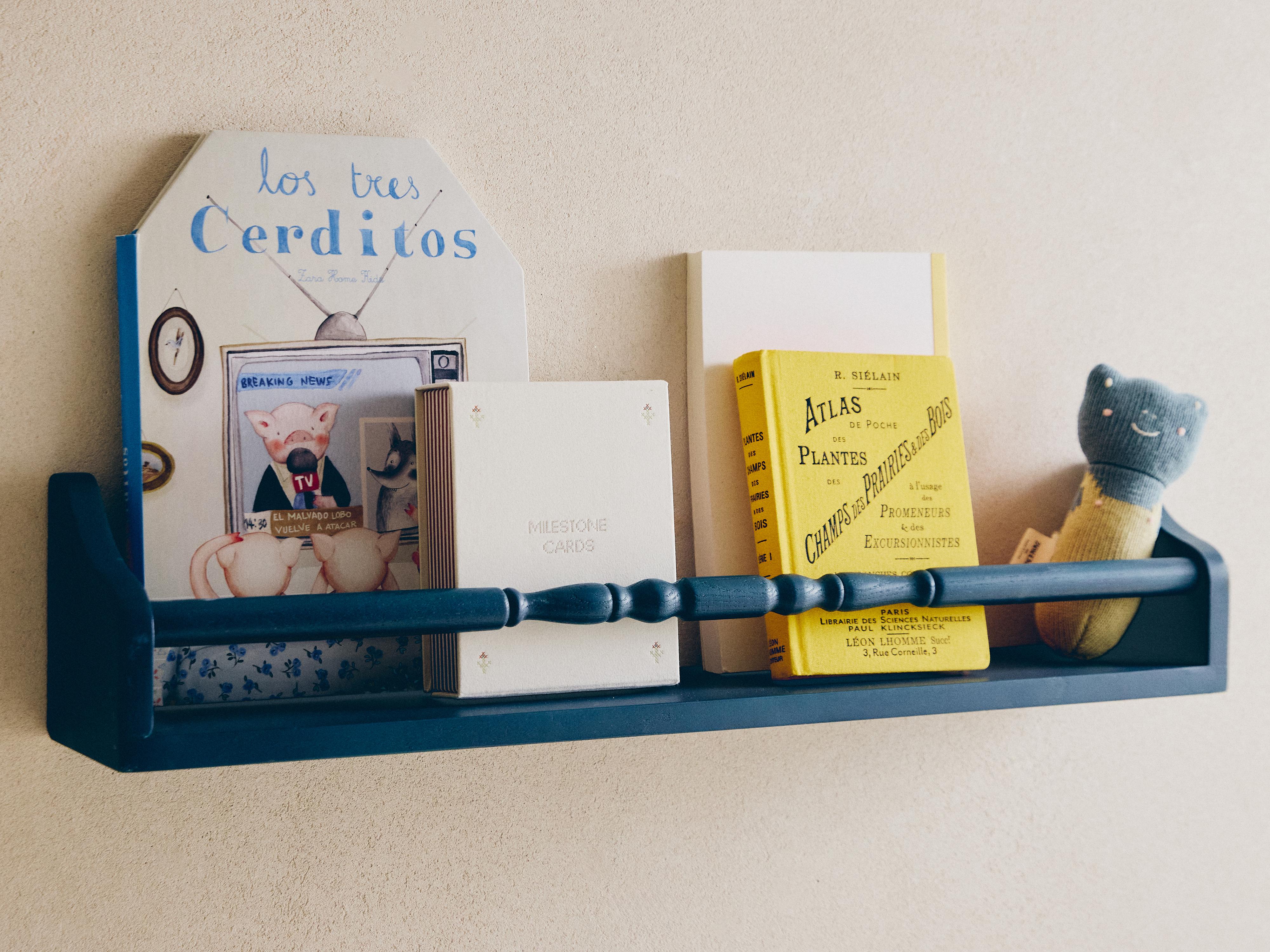 CHILDREN’S LACQUERED WOOD BOOKCASE — Blue