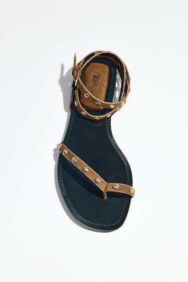 SANDALES À BRIDES ET CLOUS EN CUIR - Marron de Zara