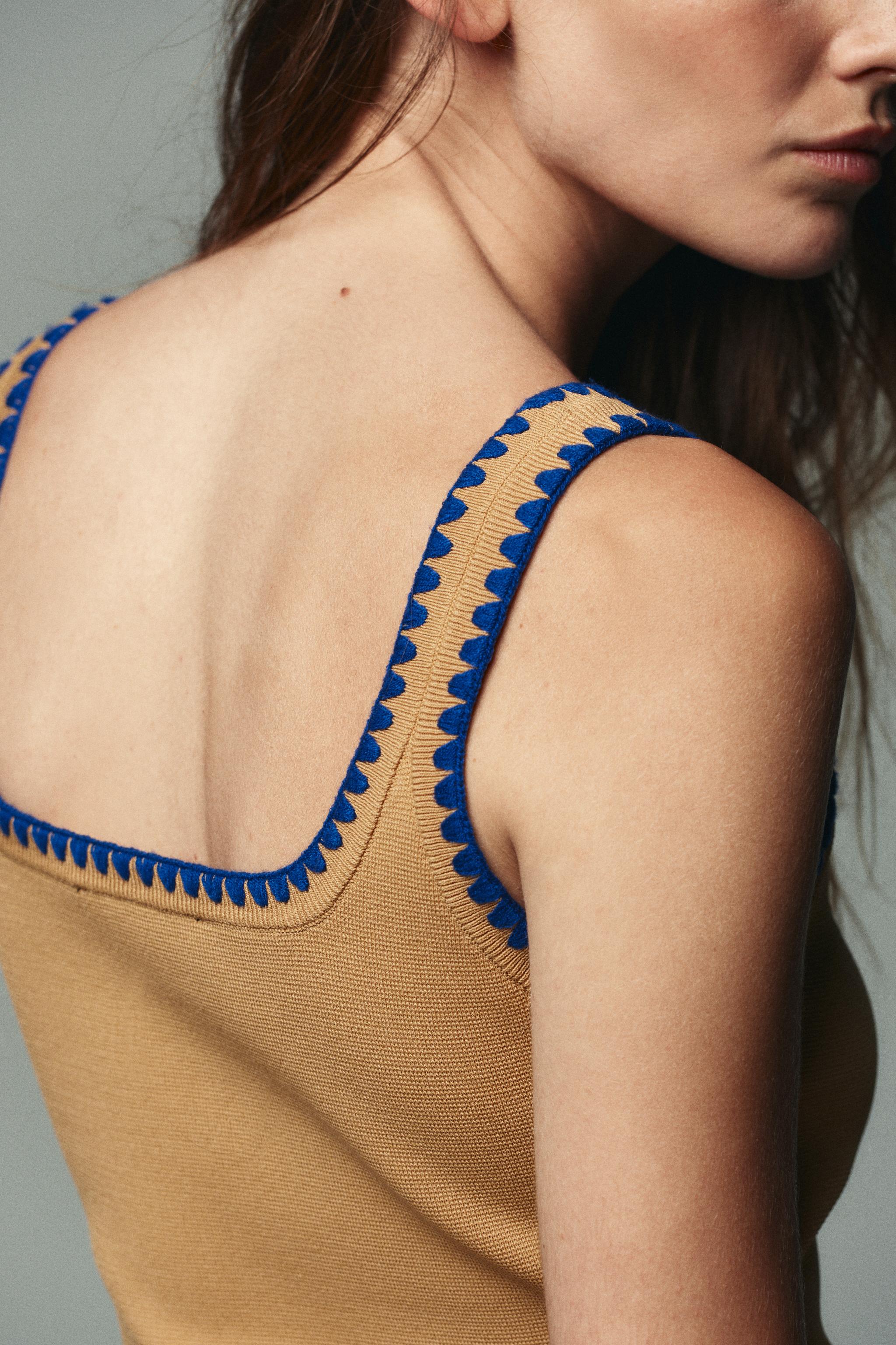 CONTRAST EMBROIDERY KNIT TOP