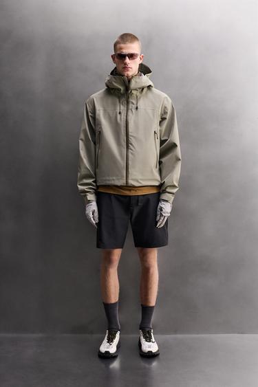 جاكيت تقني SHELL AARON LEVINE X ZARA - أخضر وسط الخاص بـ Zara