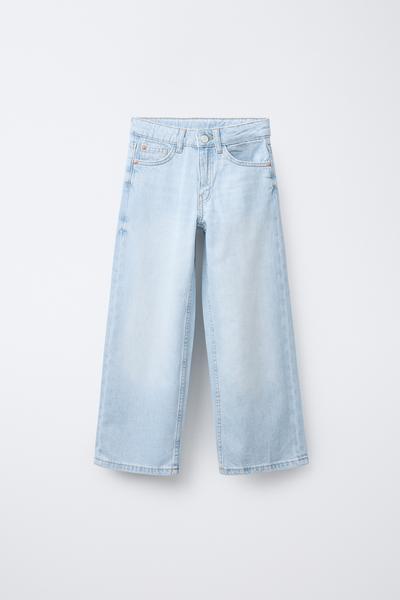 Vorderansicht einer hellblauen Jeans mit Vordertaschen und Gürtelschlaufen.