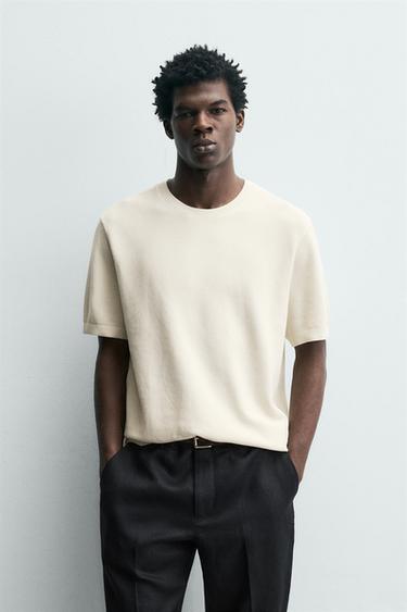 تيشرت محاك بقصة مريحة - أبيض مكسور الخاص بـ Zara