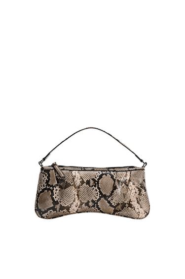 Handbag with snake print in shades of brown and black, with a thin handle and zip fastening. White background.