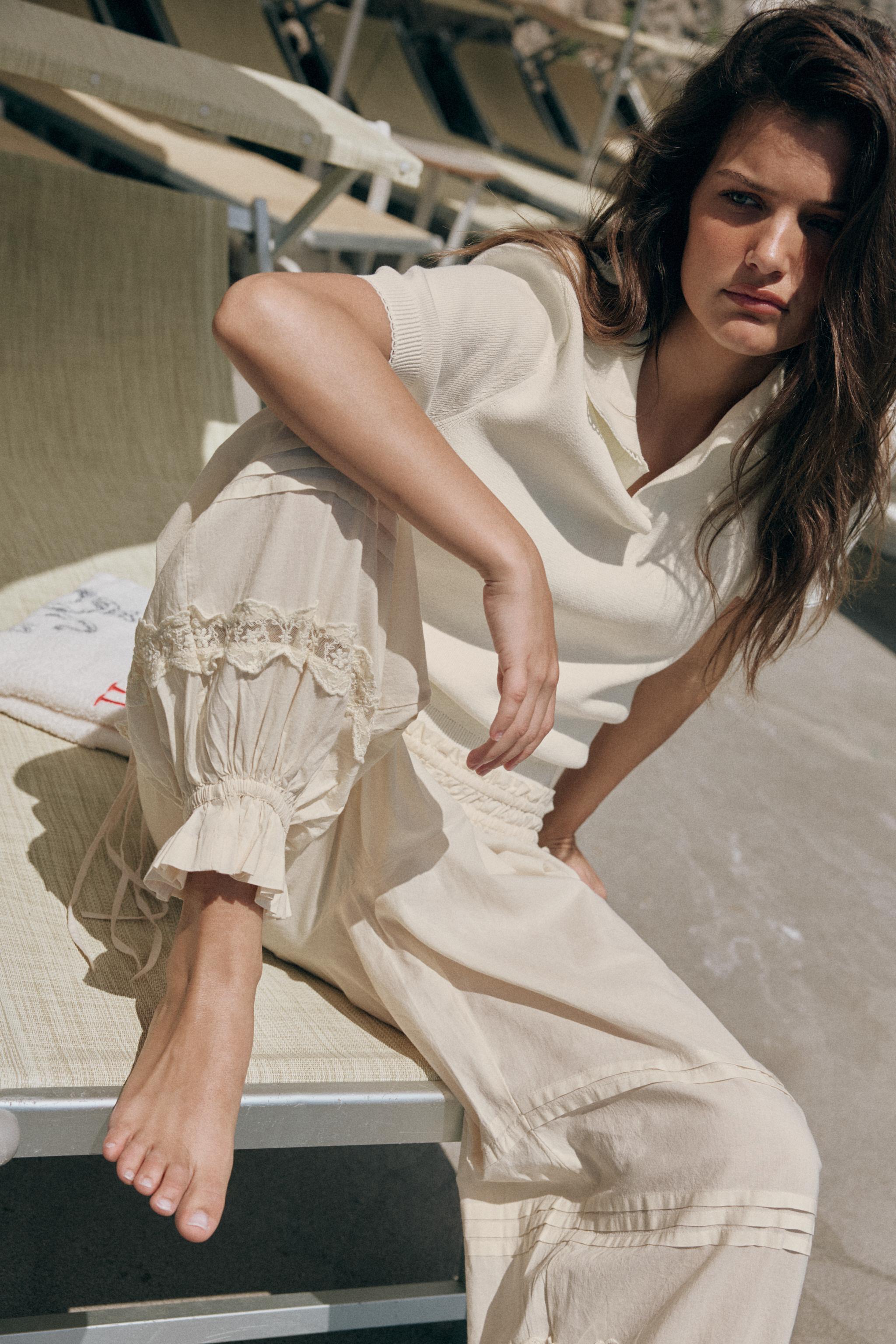 PLEATED LACE PANTS