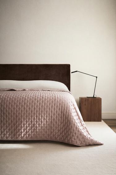 لحاف سادة بعُقد - وردي الخاص بـ Zara