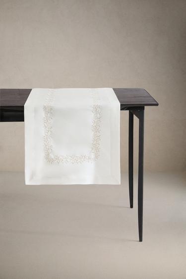 EMBROIDERED SATEEN TABLE RUNNER - خَام الخاص بـ Zara - صورة 0