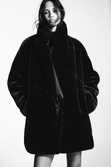 ABRIGO EFECTO PELO - Negro de Zara