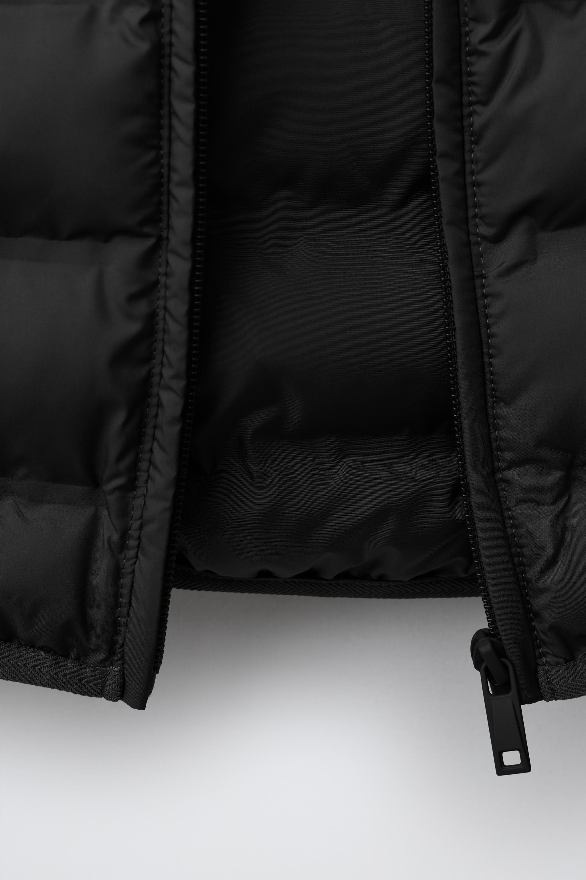 ZARA フードベスト　ブラック　SーMサイズ 撥水加工入りウルトラライトフードベスト - ブラック | ZARA Japan / 日本