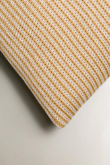 COUSSIN ENFANT BRODÉ LETTRE T - Jaune de Zara - Image 1